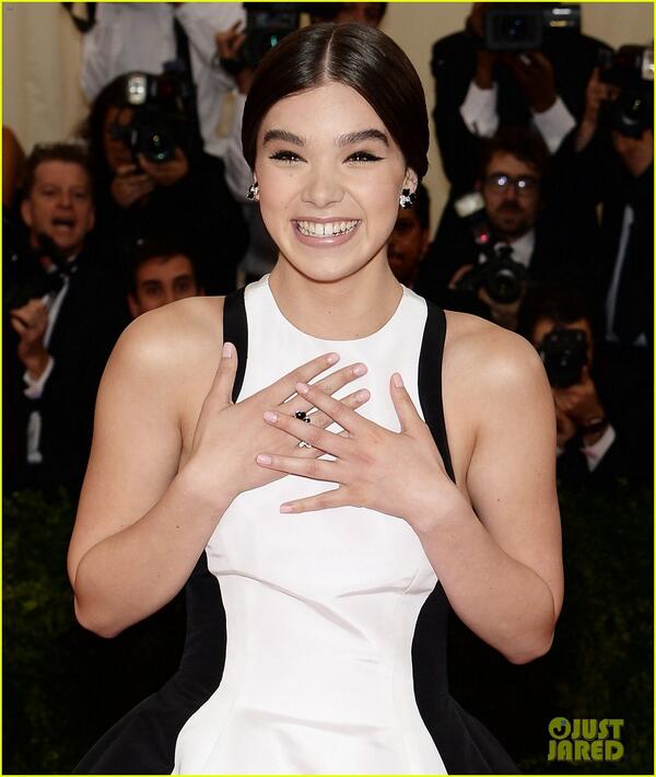 iLuvHailee's tweet image. @HaileeSteinfeld #MetGala Article and pics justjared.com/photo-gallery/…