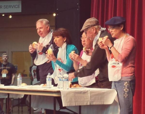 LoriMatsukawa's tweet image. From #humbow eating contest #APIHeritage Celebration. Thanks for playing @Mayor_Ed_Murray Photo: @newhybrid38