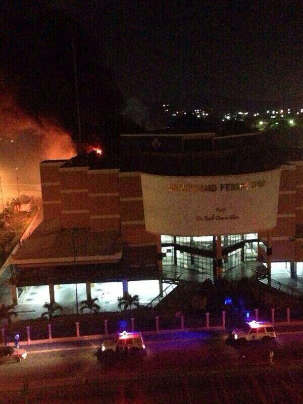 AnonymousVene10's tweet photo. Toma del incendio en la universidad Fermín Toro de Barquisimeto. http://t.co/HmhjO5ncZs