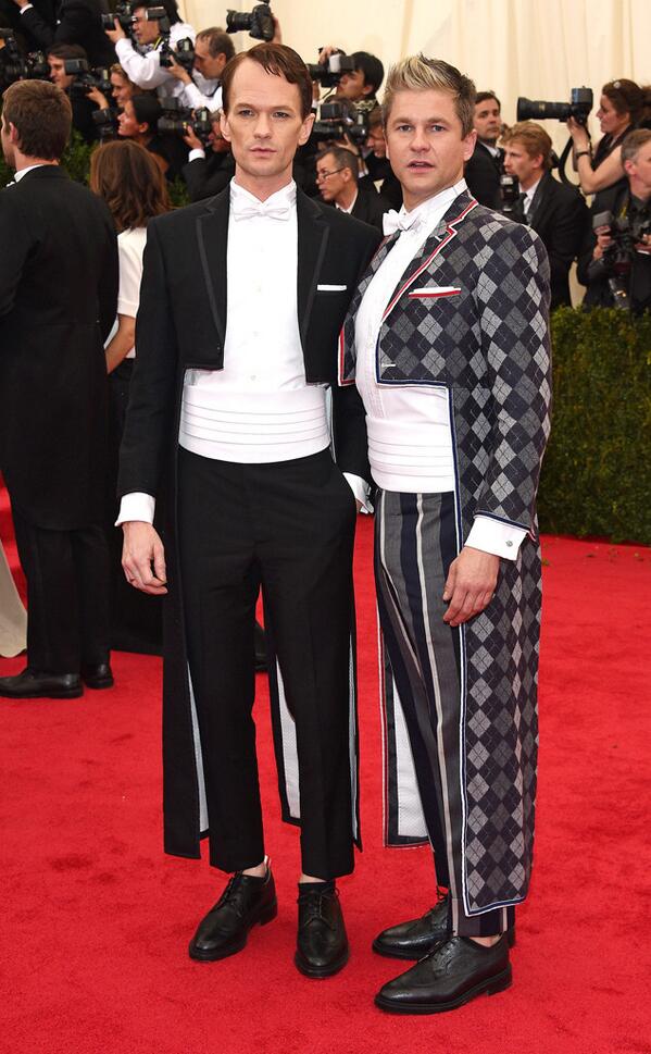 TrishSuhr's tweet image. What's happenin' here?! RT @eonline: OMG, NPH! Neil Patrick Harris &amp;amp; David Burtka at the #MetBall2014...
