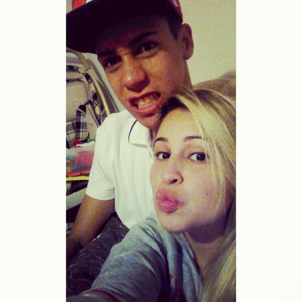 gabiigoes_'s tweet image. Te amo! #espancado