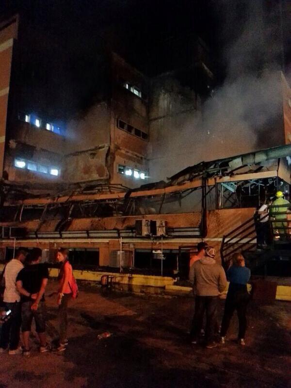 elimpulsocom's tweet photo. #Yolocubro  Otra imagen de la #UFT de #Barquisimeto tras el fuerte incendio de este #5M vía @elliannabriceno http://t.co/Msu4iIh3Xc