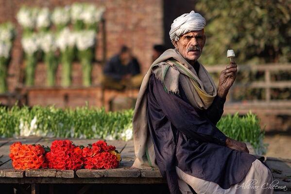 PositivePakstan's tweet image. "Apni break pe Kulfi khaata hu'n iss tarah paisay bach jaatay hain aur phir raat ko araam se roti sabzi khaata hu'n"