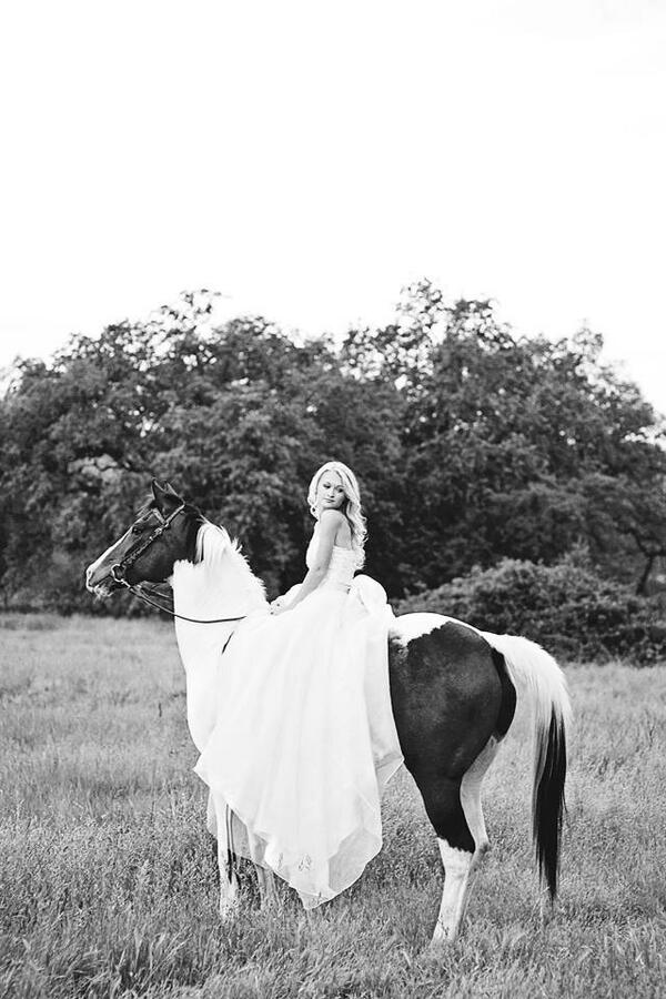 PrettyInPickups's tweet photo. You could say I'm a little obsessed with my senior portraits http://t.co/XcTdaYv3Br