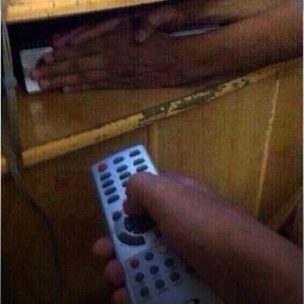 nina_rari's tweet image. When you&apos;re fighting over the tv 😂 #SiblingProblems