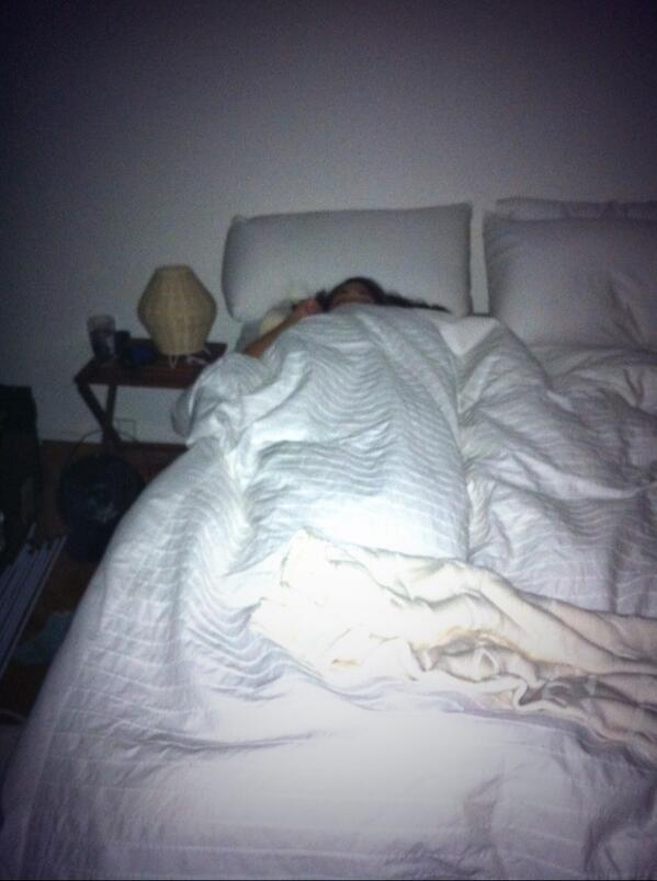 klarizaclayton's tweet image. Does @tasieD need a bigger bed?!? #midgetproblems #5'2" #floatinghead