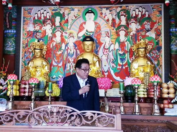 부처님 오신 날을 맞이하여 보현정사와 달성사를 찾아 불자 여러분께 인사드리고 오는 길입니다. 부처님께서 생전에 설파하셨던 가르침대로 온 세상, 온 국민에게 자비와 행복이 넘치기를 기원 드립니다.