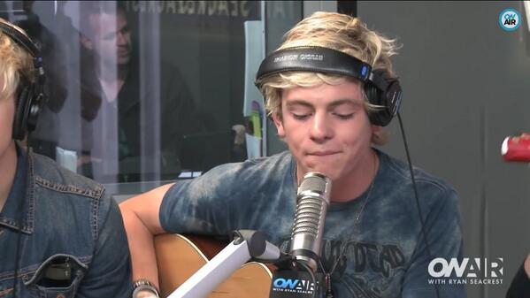 makeupbellat's tweet photo. The way his head phones are!😯😬 @rossR5 @officialR5 http://t.co/aRMS6NzxQ0