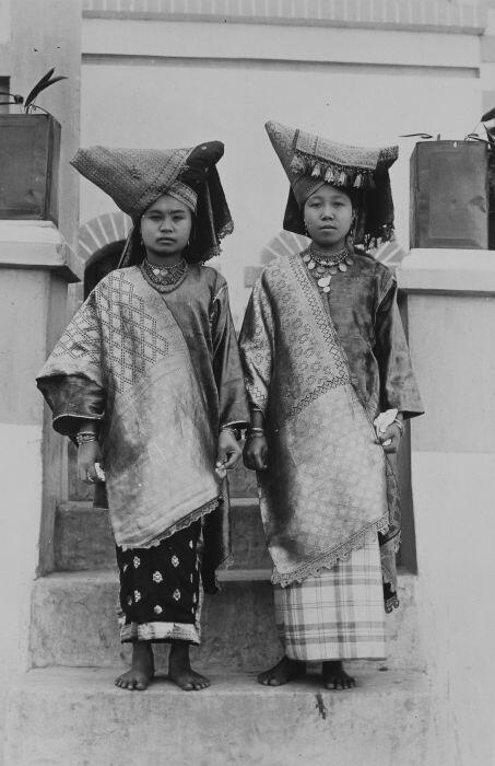 1915年から1930年頃、スマトラ島、ミナンカバウ人の女性。Tropenmuseum
