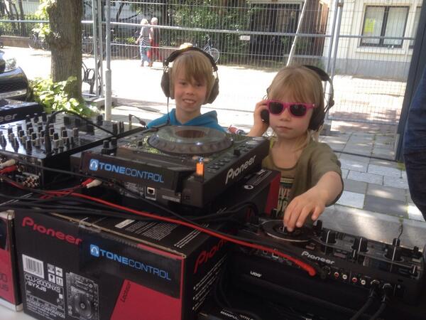 Geen saxofoonles voor deze twee...ze hebben gekozen voor Dj lessen.