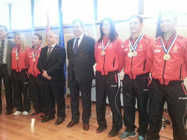 deportegob's tweet photo. Foto de familia con el equipo de @RFEKarate en el CSD ¡Felicidades por vuestros éxitos! http://t.co/W8zuwTBfMu