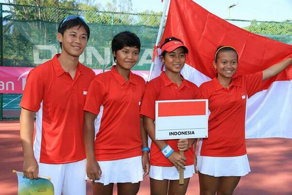 [PIC] Tim INA di 2014 Junior Fed Cup: Rifanti K (<a href="/rifanty_dk/">Rifanty Dwi Kahfiani</a>), Arrum D (<a href="/damarsariarrum/">Arrum</a>) Faiza M Saskia (<a href="/saskia21_/">faiza munabari S</a>).