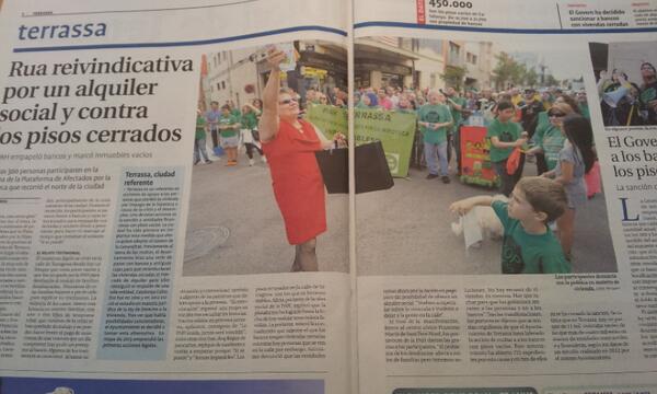 zmartes's tweet photo. Amparo de la @PAH_Trs haciendo de #Bankstera en el #MarcajePisosTrs, No se entiende, gente sin casa y casas sin gente http://t.co/hkKJ0hBADP