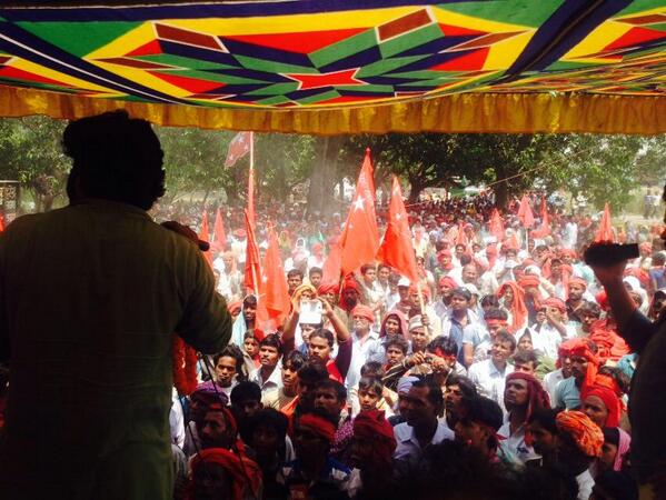 #CPIML's jan-sabha in Siwan where Com. AmarnathYadav is contesting.Thousands out in scorching heat waving red flags!!