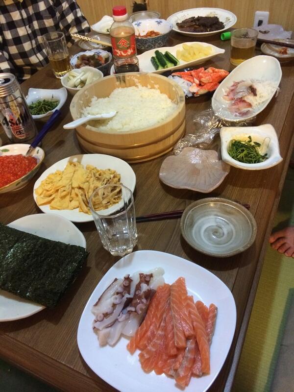 narikmns's tweet photo. 母はダウン。
今から手巻き寿司(〃^ω^)o彡☆ http://t.co/xSb5bS5AGS