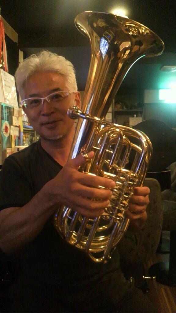 Yamashita Issei トラベルチューバをget うそ 借りました 思いっきり小さいw どうやらバストロのマウスピースで吹くらしい うまく吹けたらバリチューで使おうかしら 借りてるのでいずれ返しますが吹いて見たい方は連絡下さい Http T Co N5ahk21tf7