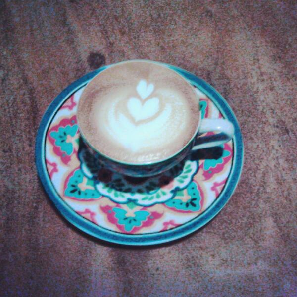 Nikmati suasana sore dengan cappuccino, bisa ngilangin galau sejenak.. :))