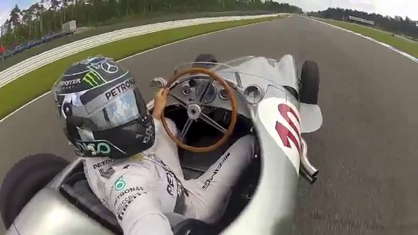automoto_TF1's tweet photo. Vidรฉo #Insolite : F1 + #selfie, Nico Rosberg invente le #selF1 : http://t.co/0b7ln23d76 / http://t.co/K11nEB5wKI
