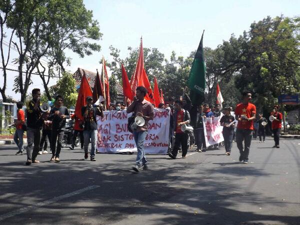 Pmkri_malang's tweet photo. Aksi kami bersama rekan2 aliansi dalam mayday... Rakyat, buruh, &amp; mahasiswa bersatu !!! http://t.co/TDnzfRUYOO