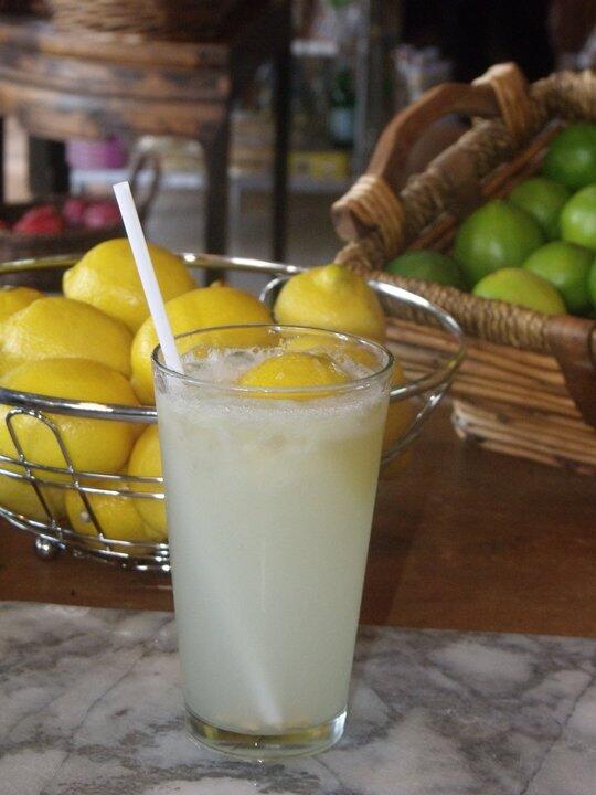 TheCommonMarkt's tweet photo. Iced drinks are back! Lemonades, lattes, americanos! Celebrate the weather with the first iced drink of the season! http://t.co/Q3NzrArcAa