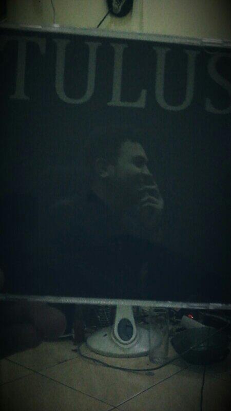 fathur_acc's tweet image. Baru beli cd tulus di #dutasuara #gading harus ada tandatangan nya nihh