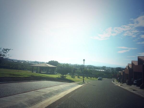 lalillyana's tweet photo. Preciosa mañana en Condominio Bosques de Velarde!!! #casanueva #calidad #vista #jardines http://t.co/rMAuFuuLAw http://t.co/zdF5dIr5W7