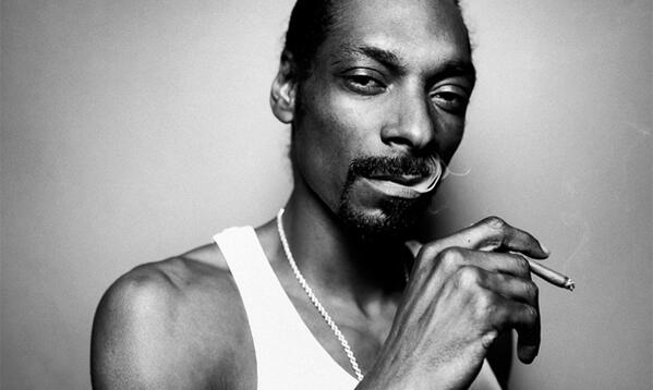 How to Roll a #Blunt Doggy-Style w/<a href="/SnoopDogg/">Snoop Dogg</a>!  ht.420.com/18xwdpG |