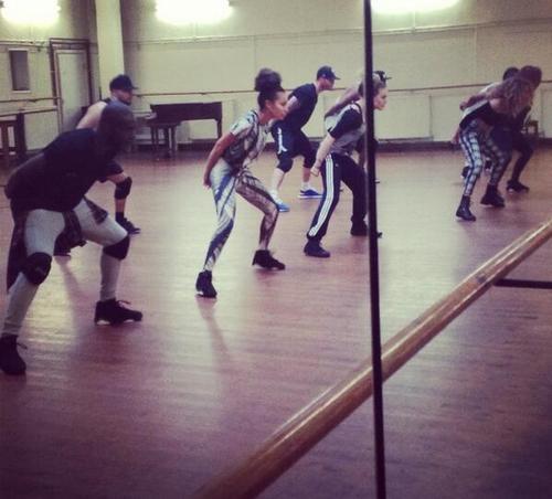 LittleMixOffi17's tweet photo. Tour rehearsals again this week!! Just over a week to go can’t believe it. Who’s coming?! x Leigh #SALUTETOUR http://t.co/KQV6LEAdsG