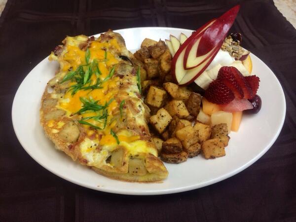 Tripke's tweet photo. Potatoe bacon cheddar omellette http://t.co/0ieDbmqWlr