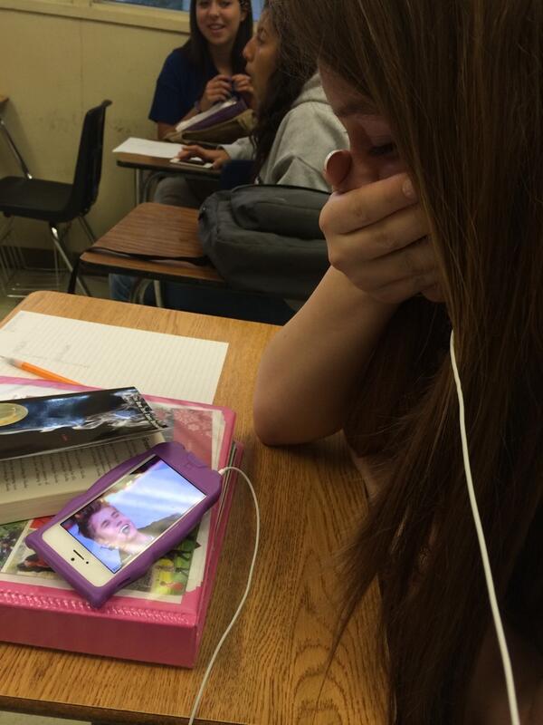 Ietsgetinformat's tweet photo. Her love for Justin is so cute @justinbieber @myavonstepsboy http://t.co/sYYGXoN8K2