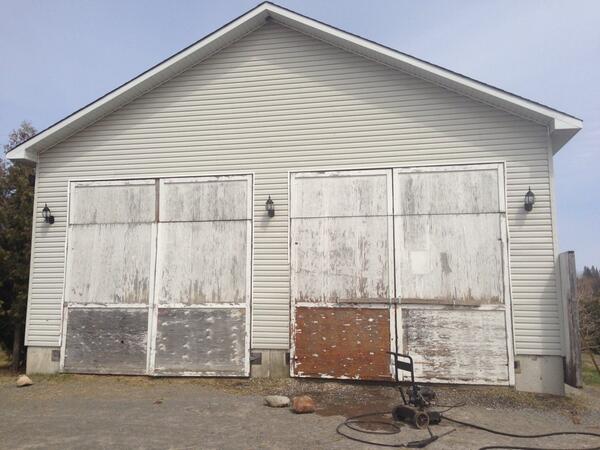 PaintingTech's tweet image. It's a beautiful day to paint some old barn doors. Finished the pressure washing a few days ago. Time to paint!