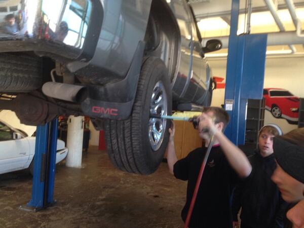 BCFTGUHWDSB's tweet image. Oil change and rotating tires today. #exploringtech #handsonlearning