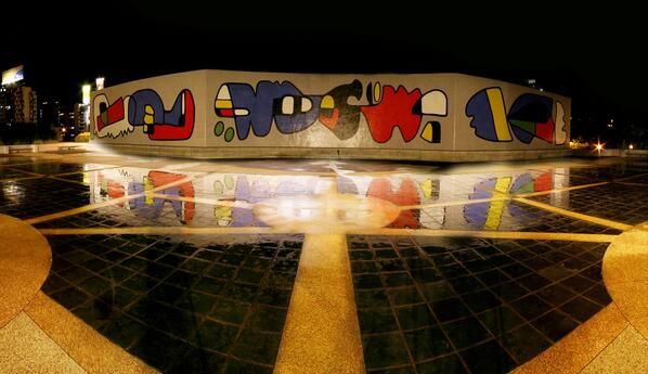 jescotet's tweet photo. Comparto con ustedes otra fotografía del mural del maestro Vigas "Trilogía para Banesco" http://t.co/Ns3BkrNliy