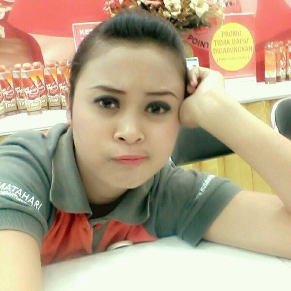DefiLova's tweet photo. Kerja sambil narsis hahaw...... http://t.co/SSPJibk6IT