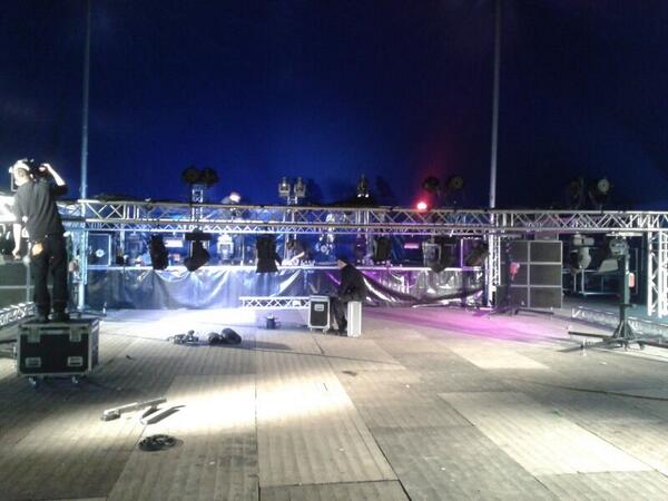 OranjeZeewolde's tweet photo. Het begint erop te lijken. Er wordt hard gewerkt in de feesttent  voor #Koningsdag #Zeewolde. @ClubOneAV bedankt! http://t.co/lUPF2ZFQMd