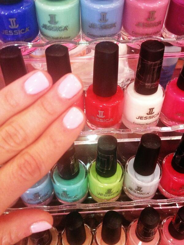 Anasofiapsihas's tweet photo. Feliz como siempre con la visita de @JessicaNailsMX 😀 http://t.co/39DBDoilwX