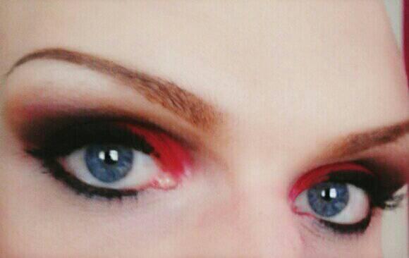 24/04/2014 closeup of my makeup http://t.co/94bpTlfNnA