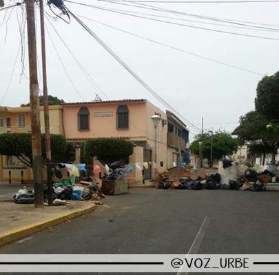 ESPERANZA__VZLA's tweet photo. Guarimbas en la Urb. El Naranjal. (detrás de la URBE) a esta hora. #ZULIAREPORTA http://t.co/DNdMOr9UOs
