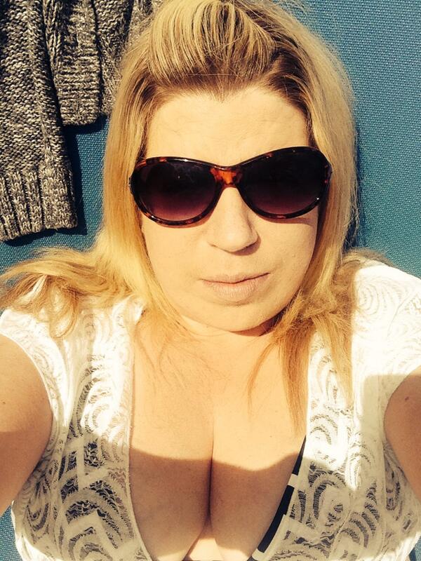 lisax1984's tweet photo. Sunny selfie :-) http://t.co/RLAHRd7HZY