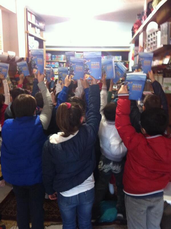 Patrizia Rinaldi racconta "Mare giallo" ai bimbi della scuola Giovanni Falcone del 2° circolo di Quarto.