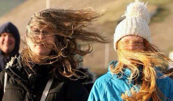 Les filles connaissent la souffrance quand on a les cheveux long et quand y a du vent..