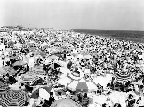 NYGovCuomo's tweet photo. Looking forward to warmer weather? Nothing says summer like this #TBT pic of Jones Beach in the 1930s. http://t.co/8rgopLnYgw