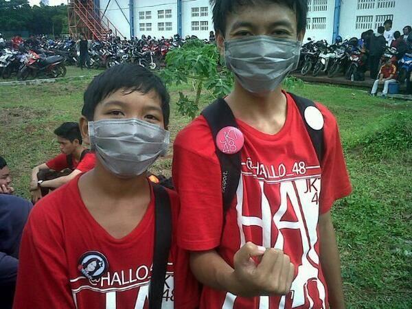 HALLO_48's tweet photo. SharePict lama.noh di belakang 2orang tamvan ini ada admin tamvan :v poke:@aldista_aditya #Septian #Anniversary1JKT48 http://t.co/fERrLI77Sm