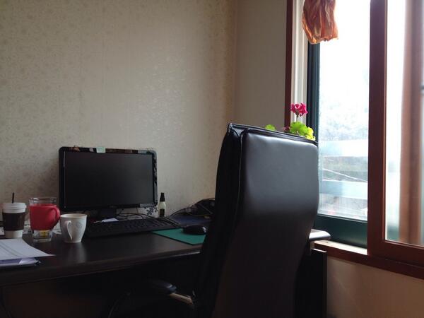 npcn2014's tweet photo. 든자리는 몰라도 난자리는 안다고 했던가요.. 잠시 볼일로 란간사가 자리를 비우니 사무실이 헛헛합니다요..ㅎ http://t.co/hXg7yuvPCK