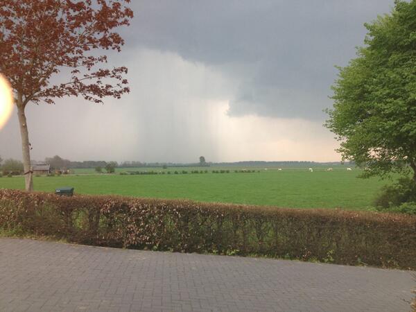 CAH_DierEnVee's tweet photo. Noodweer alom vanavond @Wapenveld... Stond helaas niet op de planning bij enkele veehouders met gemaaid gras... http://t.co/qB4T3XypcA