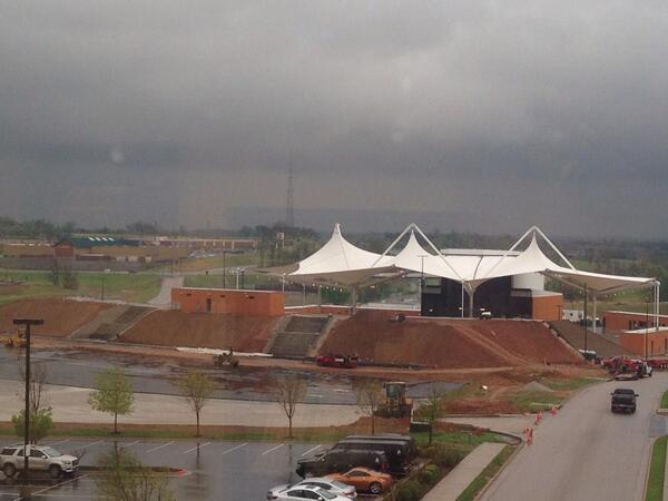 JeffPinnacle's tweet image. New Parking lot getting asphalt in the rain! #walmartamp #waltonartscenter @PinnacleCarSvc