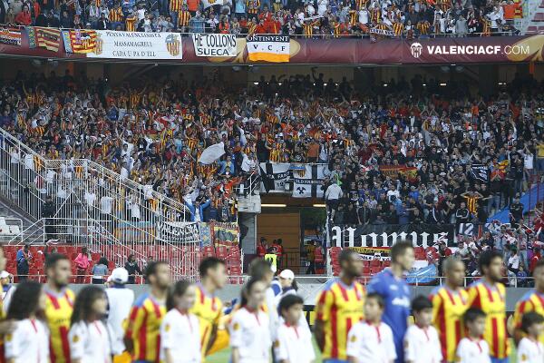valenciacf's tweet photo. #altrareAMUNTada ¡Este jueves, hay que luchar por la final por la AFICIÓN, como los miles que estuvieron en Sevilla! http://t.co/df28E7qnJN