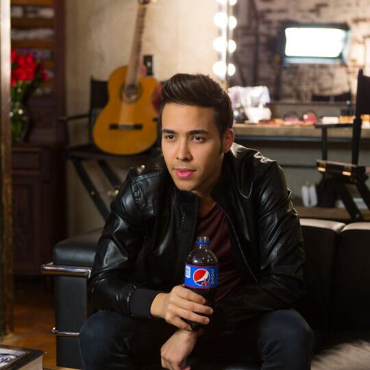 miPepsi's tweet photo. Prepara tu Pepsi, Los @LatinBillboards van a empezar ya. Conéctate para ver la actuación de @PrinceRoyce #ViveHoy http://t.co/1lccykiCsF