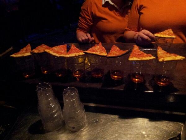 svTotus's tweet photo. Op het maxima(al) naar de klote pré Koningsfeest aan het pizzahappen en de oranjebitter http://t.co/Yr9Fyce9pP