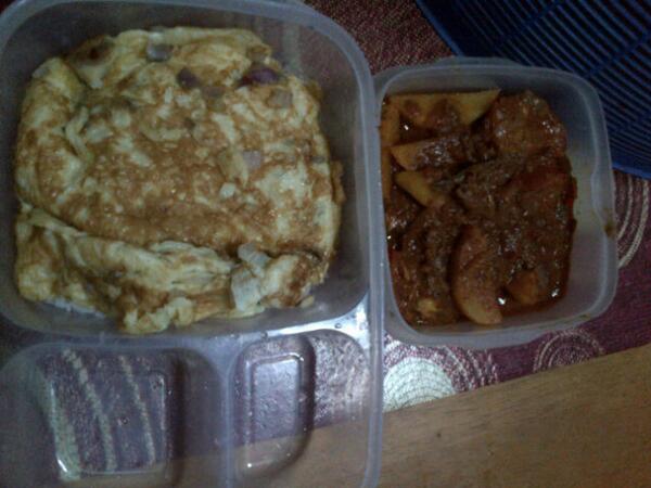 FarhannaAdnan's tweet image. Done #nasiputih #telurdadar #sambalsardin nti p beli sayur je hehe ;) #bawakbekal